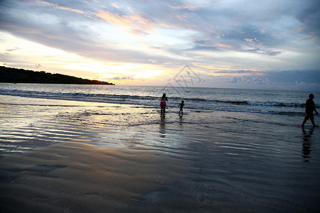 巴厘岛海滩上的剪影高清图片