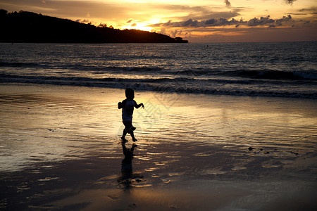 跑步金色人风景旅游目的地东南亚巴厘岛海滩上的孩子剪影背景