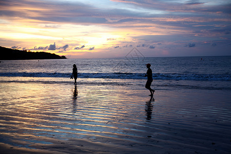 金色沙滩波景观当地著名景点逆光自由巴厘岛海滩上的孩子剪影背景