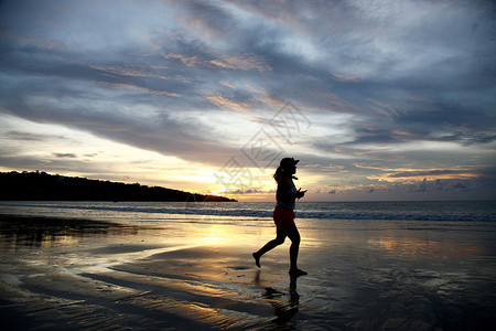 跑步金色人天空美景黄昏巴厘岛海景背景