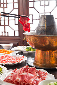 金属筷子老北京美味羊肉火锅和食材背景