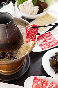 老北京美味羊肉火锅和食材图片