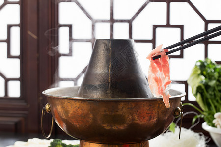 老北京美味羊肉火锅和食材背景图片