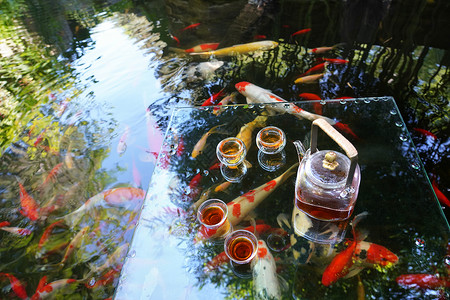 池塘边的茶具背景图片