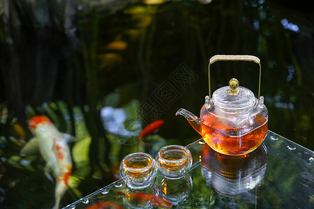 透明鱼夏日荷塘上的荷叶茶具背景