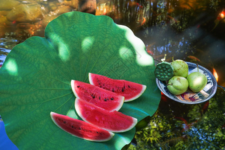 夏日西瓜和树叶夏日解暑的西瓜背景