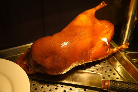 一只完整的大榴莲传统烤鸭背景