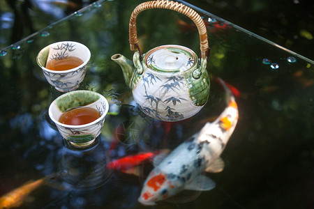 自然池塘边的茶具图片