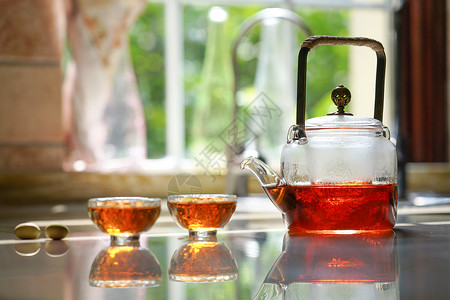 泡了红茶的茶具和茶杯高清图片