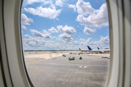 自云透明素材航空业飞机跑道机场背景