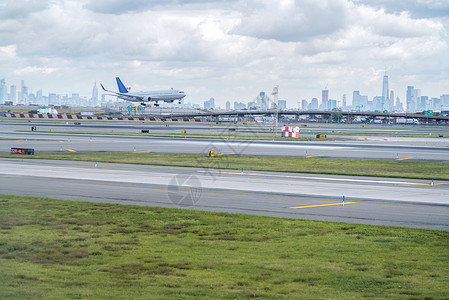 航空路机场跑道上的飞机背景