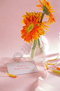 一支笔粉色母亲节感谢贺卡和花朵背景