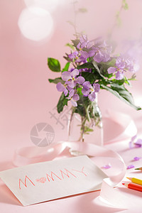 紫色字母P母亲节感谢贺卡和花朵背景