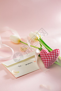 信封和爱心桌上的康乃馨花和信封贺卡背景