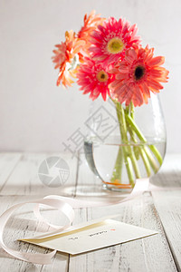 透明素材礼物桌上的康乃馨花和信封贺卡背景