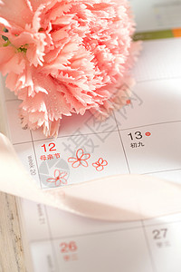 时间是一杯爱桌上的康乃馨花和信封贺卡背景