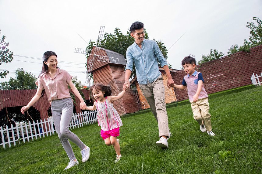 儿子爱现代快乐家庭在草地上奔跑图片