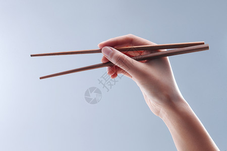 手势仅一个人手拿筷子图片