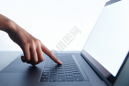 伸手触摸数码科技使用笔记本电脑背景