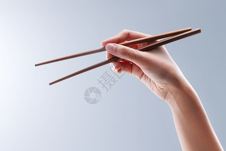 户内传统和谐手拿筷子图片
