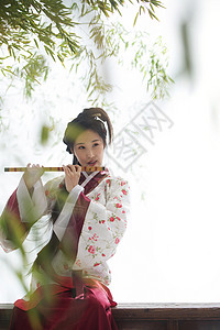 古典式亚洲古装美女吹笛子图片