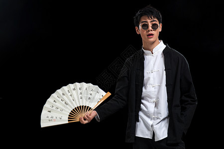 表情亚洲传统戴墨镜的青年男人图片