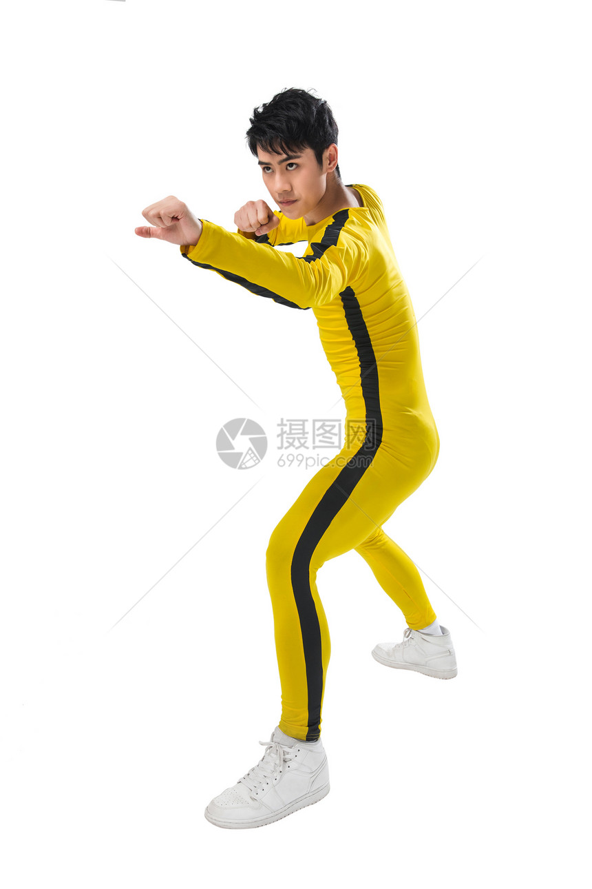 练习中国武术的年轻男性图片