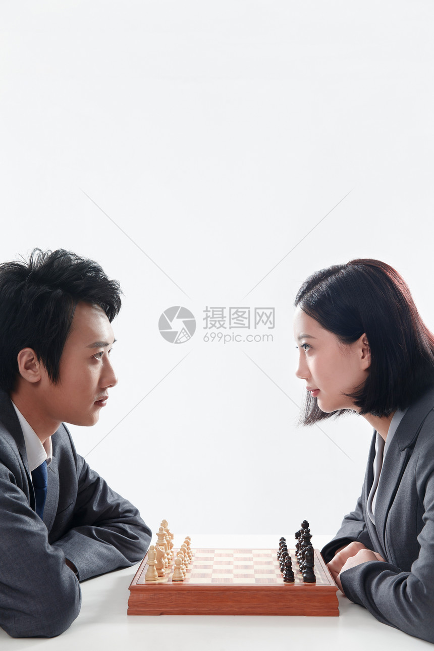 对视青年女人亚洲青年商务男女下象棋图片