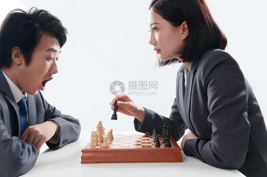 正装东方人努力青年商务男女下象棋图片