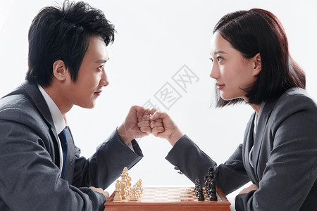 下棋的两个人职场青年商务男女下象棋背景