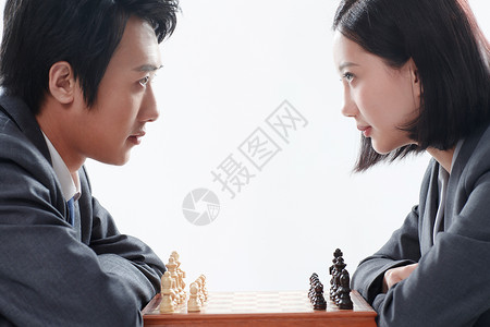 专心下棋青年商务男女下象棋图片