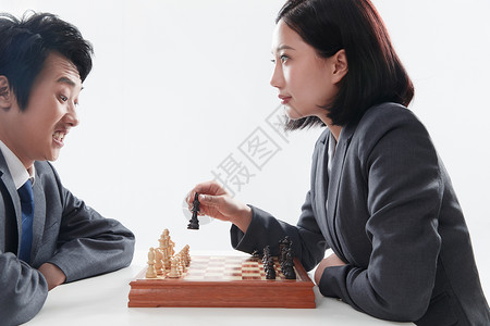 决心信心摄影青年商务男女下象棋高清图片