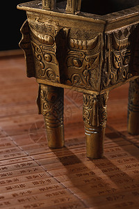 金属艺术椅子金属制品古典式古董竹简和铜鼎背景