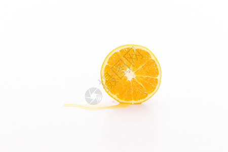 白橙色新鲜有机水果在白背景下背景
