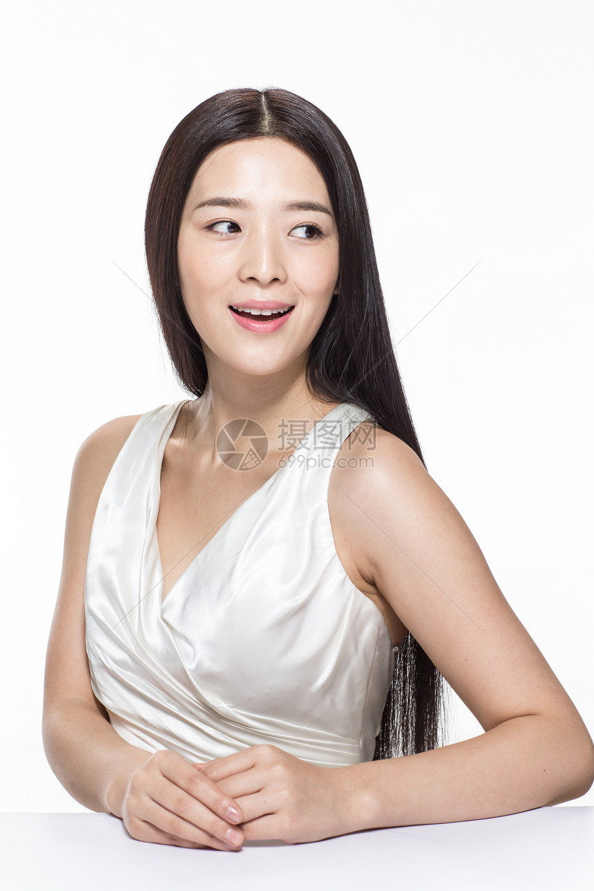 亚洲柔和肖像有着柔顺的长发的美女图片