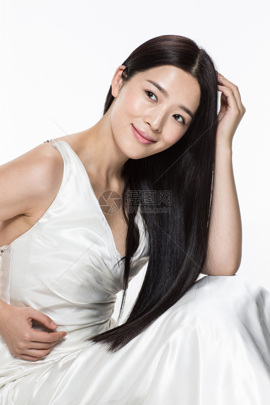 优雅活力东亚有着柔顺的长发的美女图片