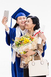 毕业视频毕业生母女用手机自拍背景