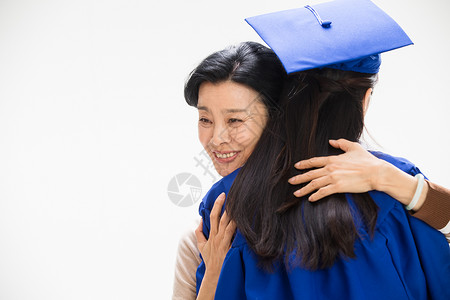幸福快乐的毕业生母女拥抱图片