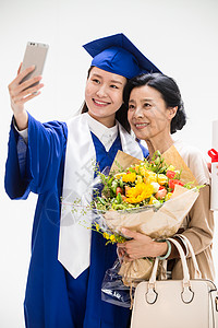 花卉学毕业生母女用手机自拍背景