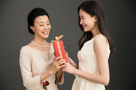 项链礼物健康的彩色图片亚洲女儿给妈妈送礼物背景