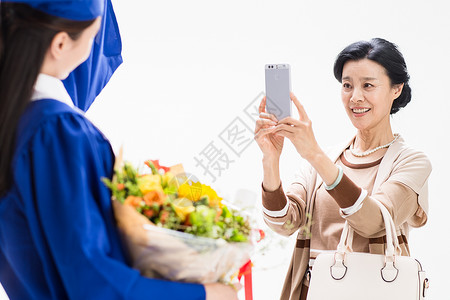 留学生照片毕业生母女用手机拍照背景