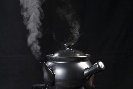 煮沸的砂锅陶器药罐子高清图片