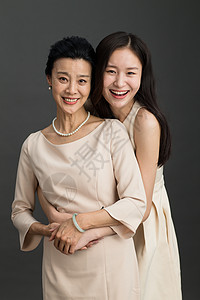 拥抱财富东方人休闲20到24岁幸福快乐的母女背景