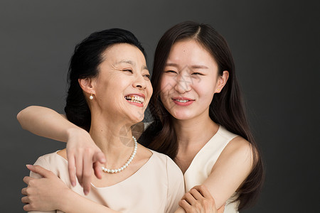 笑脸60到64岁幸福快乐的母女高清图片