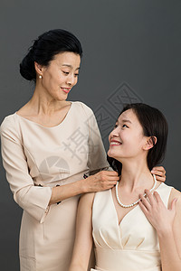 中老年人20多岁亚洲妈妈给女儿戴项链图片