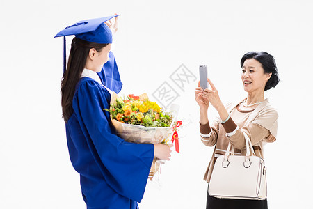大学毕业幸福快乐的母女用手机拍照图片