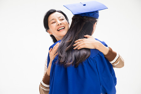 大学毕业庆祝拥抱的母女图片