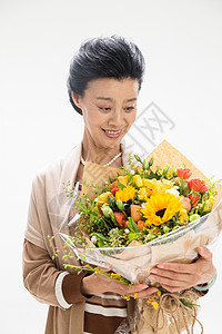 中老年女人女人中老年人手拿鲜花的优雅女士图片