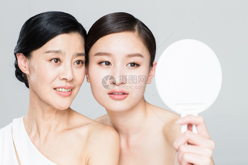 60多岁亚洲人和谐美丽优雅的母女照镜子图片