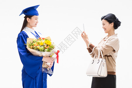 大学毕业庆祝的母女用手机拍照图片